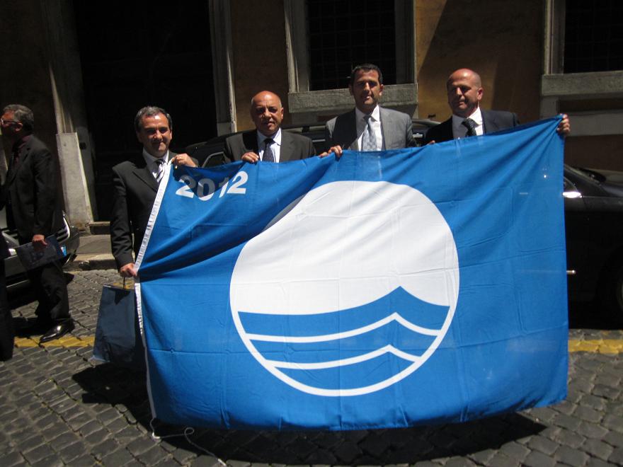 L'Assessore all'Ambiente del Comune di Monopoli, Antonio Rotondo,insieme all'Assessore al Turismo del Comune di Ostuni, Agostino Buongiorno, al Sindaco di Fasano, Lello Dibari, e di Polignano a Mare, Domenico Vitto